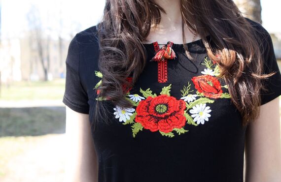 オリジナルデザインでTシャツに刺繍加工できプレゼントにも最適です