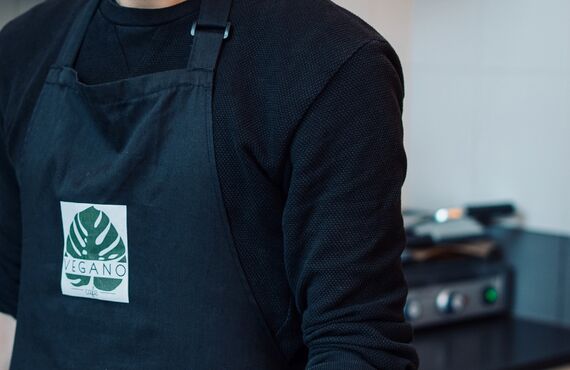 オリジナルのエプロン制作を刺繍を通してサポートすることができます